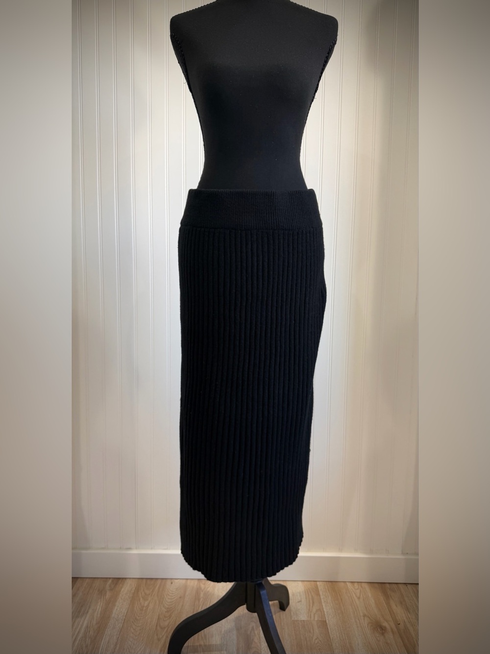 Time and Tru Black Ribbed Knit Midi Pencil Skirt